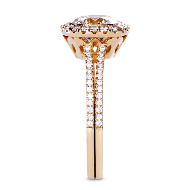 Light champagne colored diamond ring in rose gold