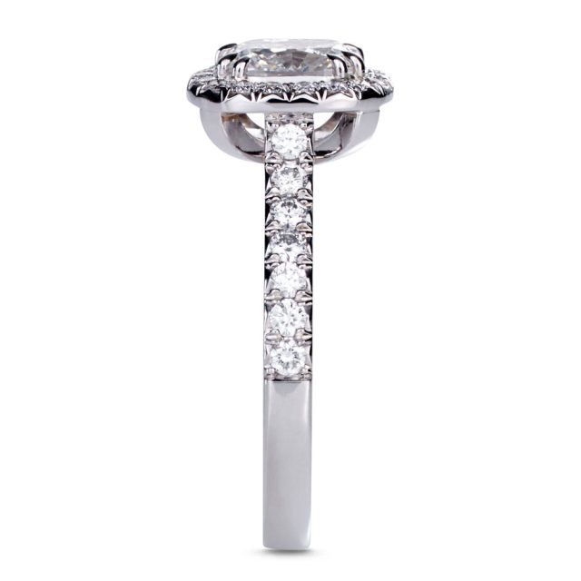 Cushion-slipt diamantring i platina med briljanter