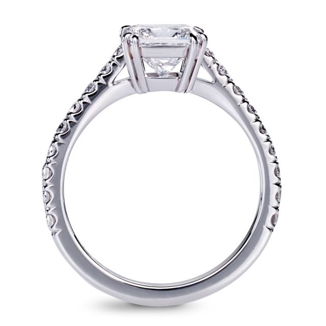 Prinsesseslipt diamantring med doble klør i platina