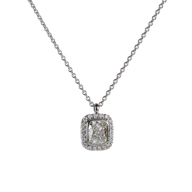 Exclusive anheng i platina med cushionslipt diamant