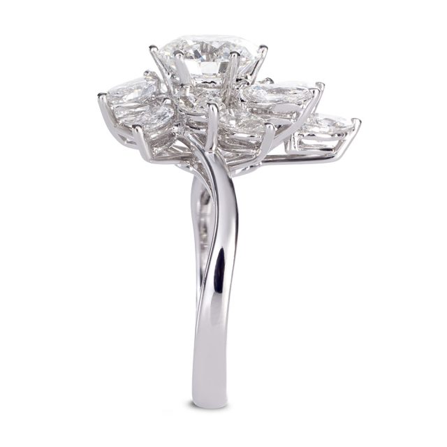 The fancy cut Star diamantring i hvitt gull