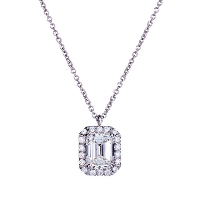 Exclusive anheng i platina med smaragdslipt diamant