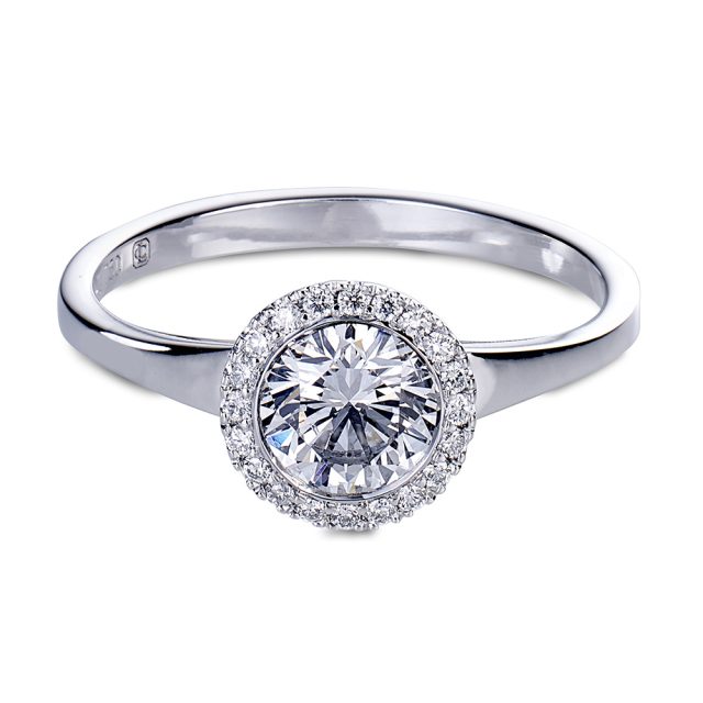 Exclusive collection halo ring in white gold with white diamonds