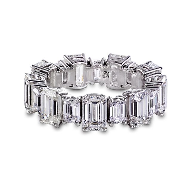 Eternity ring in white gold with emerald cut diamonds