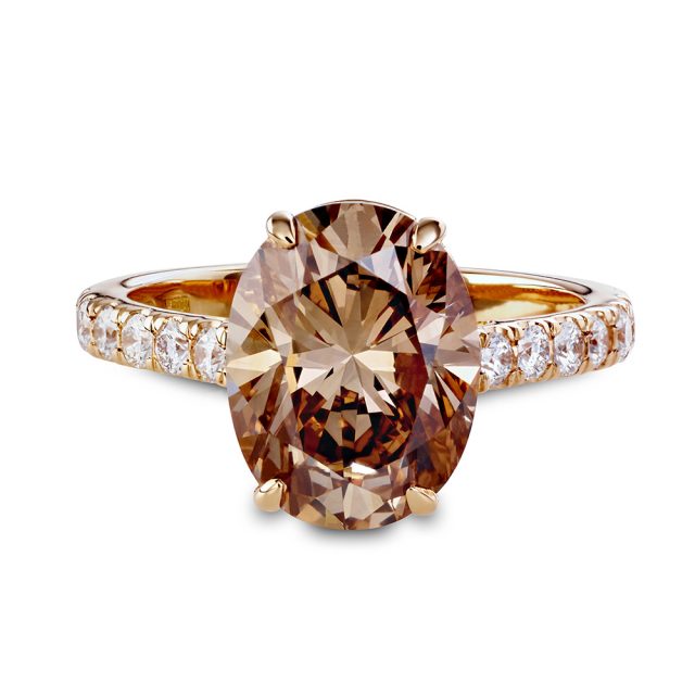 Oval champagnefarget diamantring i roségull