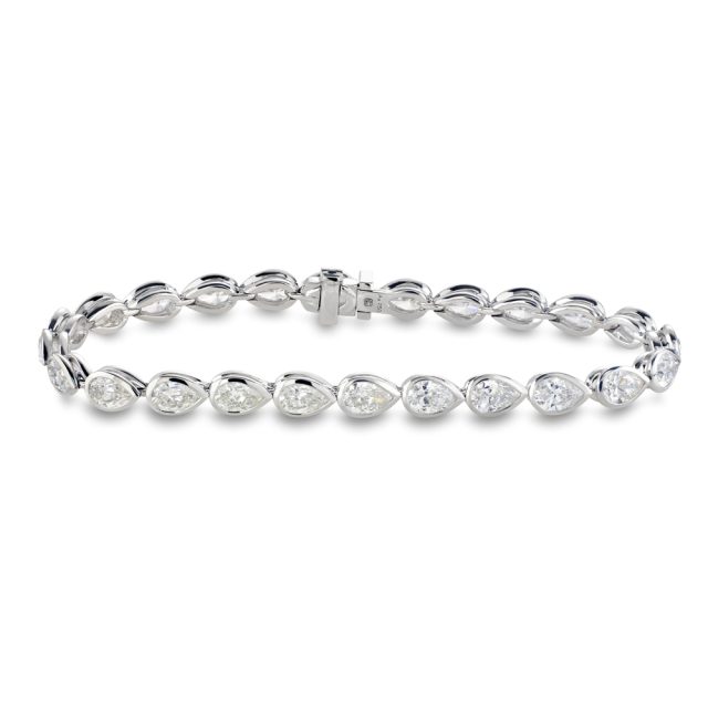 Bracelet in white gold with pear shaped diamonds