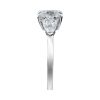 Ring med cushion-slipt og dråpeslipte diamanter