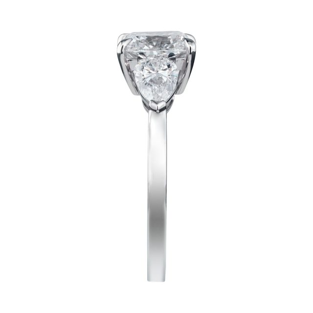Ring med cushion-slipt og dråpeslipte diamanter