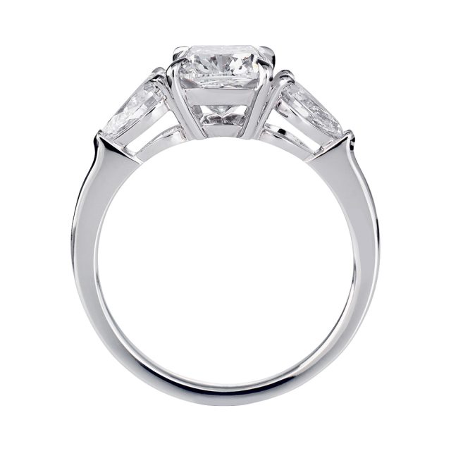 Ring med cushion-slipt og dråpeslipte diamanter