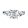 Ring med cushion-slipt og dråpeslipte diamanter