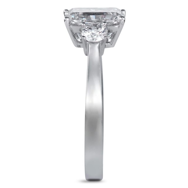 Forlovelsesring i hvitt gull med radiant og briljantslipte diamanter
