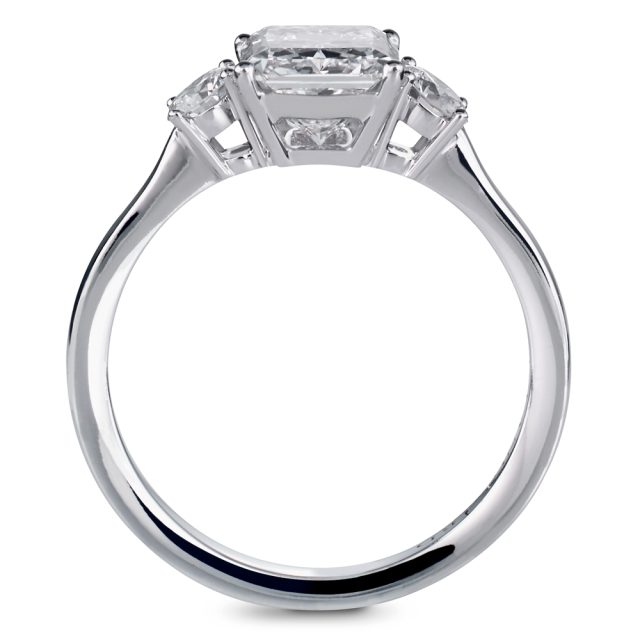 Forlovelsesring i hvitt gull med radiant og briljantslipte diamanter