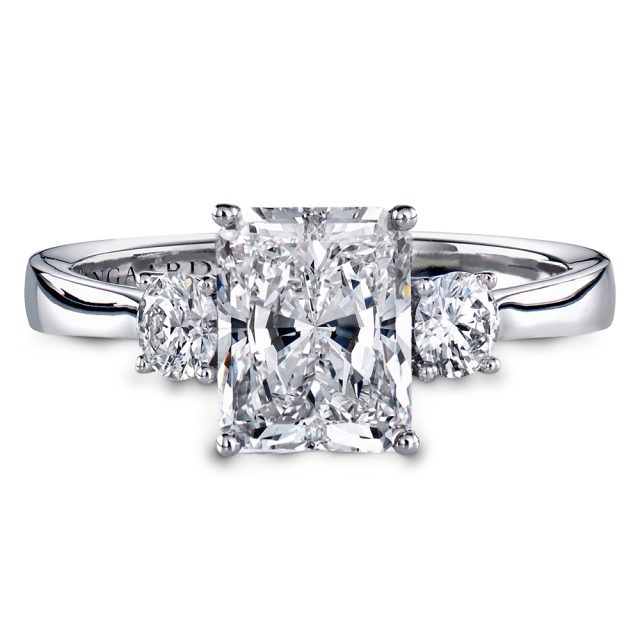 Forlovelsesring i hvitt gull med radiant og briljantslipte diamanter