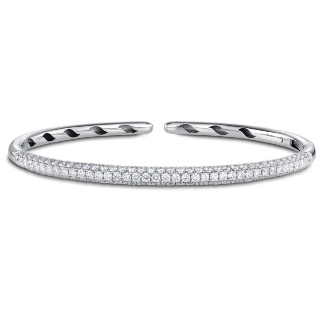 Armring i hvitt gull med pavéutfattede diamanter