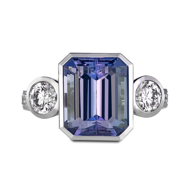 Ring in white gold with tanzanite and two diamonds